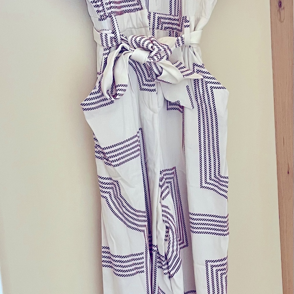 V-neck jumpsuit - Picture 3 of 4